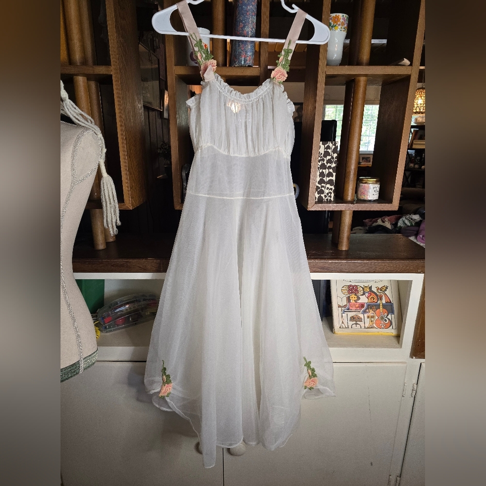 Amourelle Vintage White Sheer 1950s Embroidered Chiffon Nightgown Medium